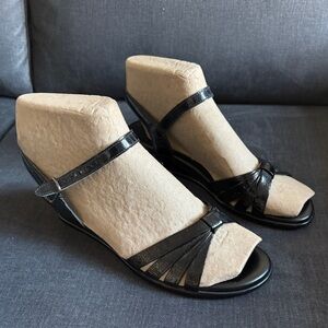 SAS Elegant Black Strappy Sandals Size 8 Excellent Condition